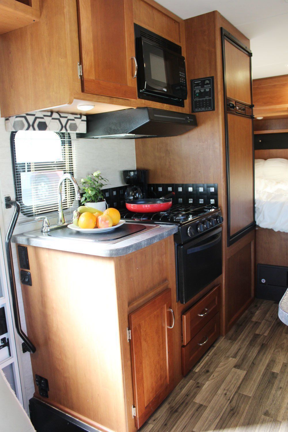 Photo 5 - 2018 Winnebago Class C Motorhome rental photo 7