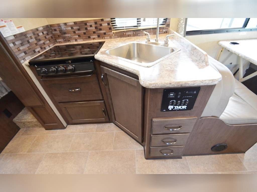 Photo 5 - 2018 Thor Class C Motorhome rental photo 7