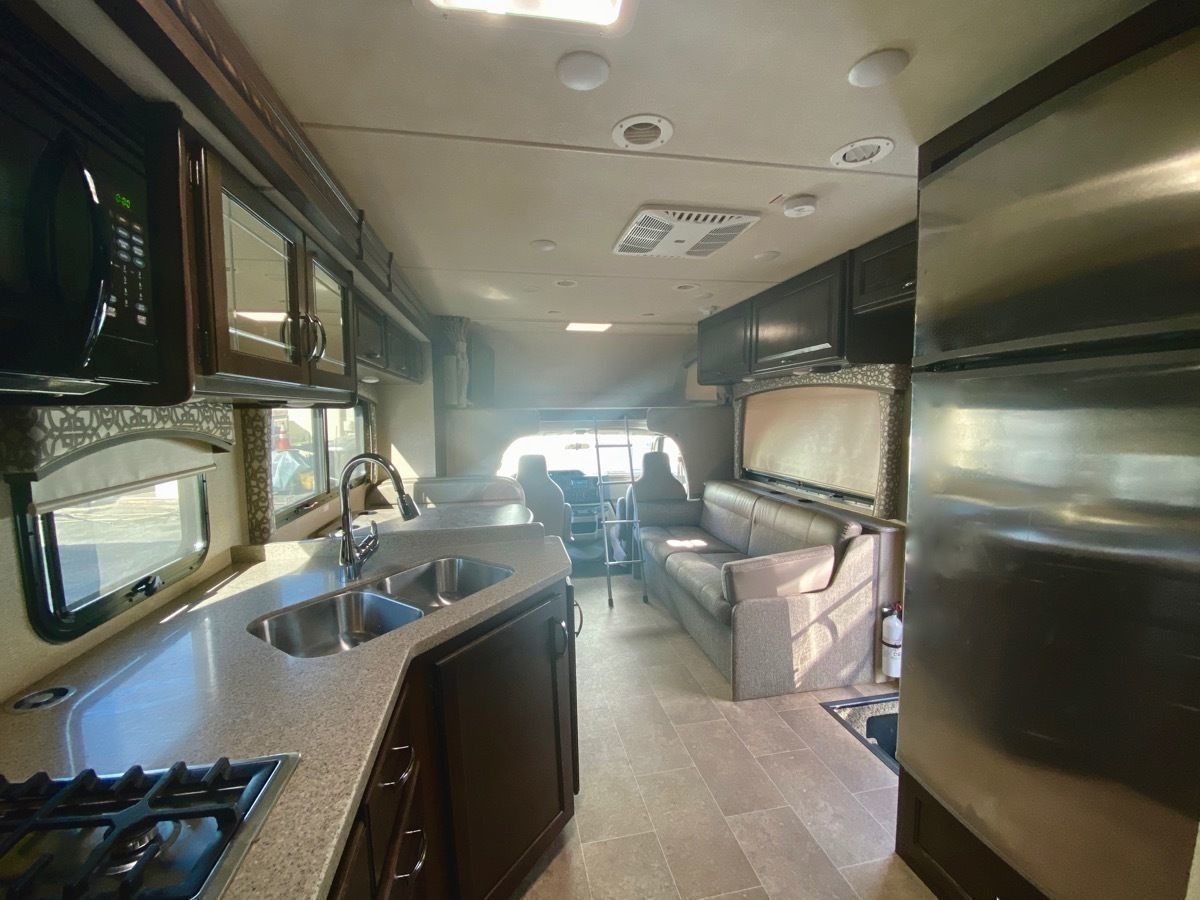 Photo 9 - 2018 Thor Class C Motorhome rental photo 11