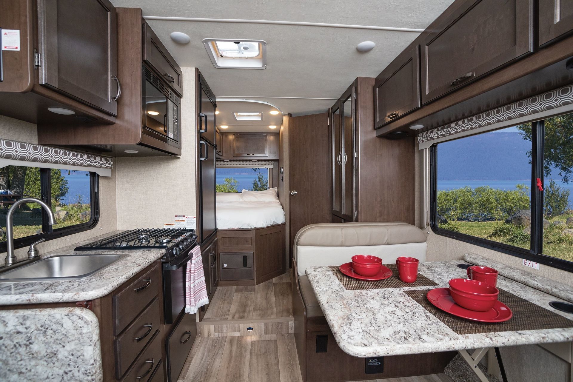 Photo 5 - 2019 Thor Class C Motorhome rental photo 7