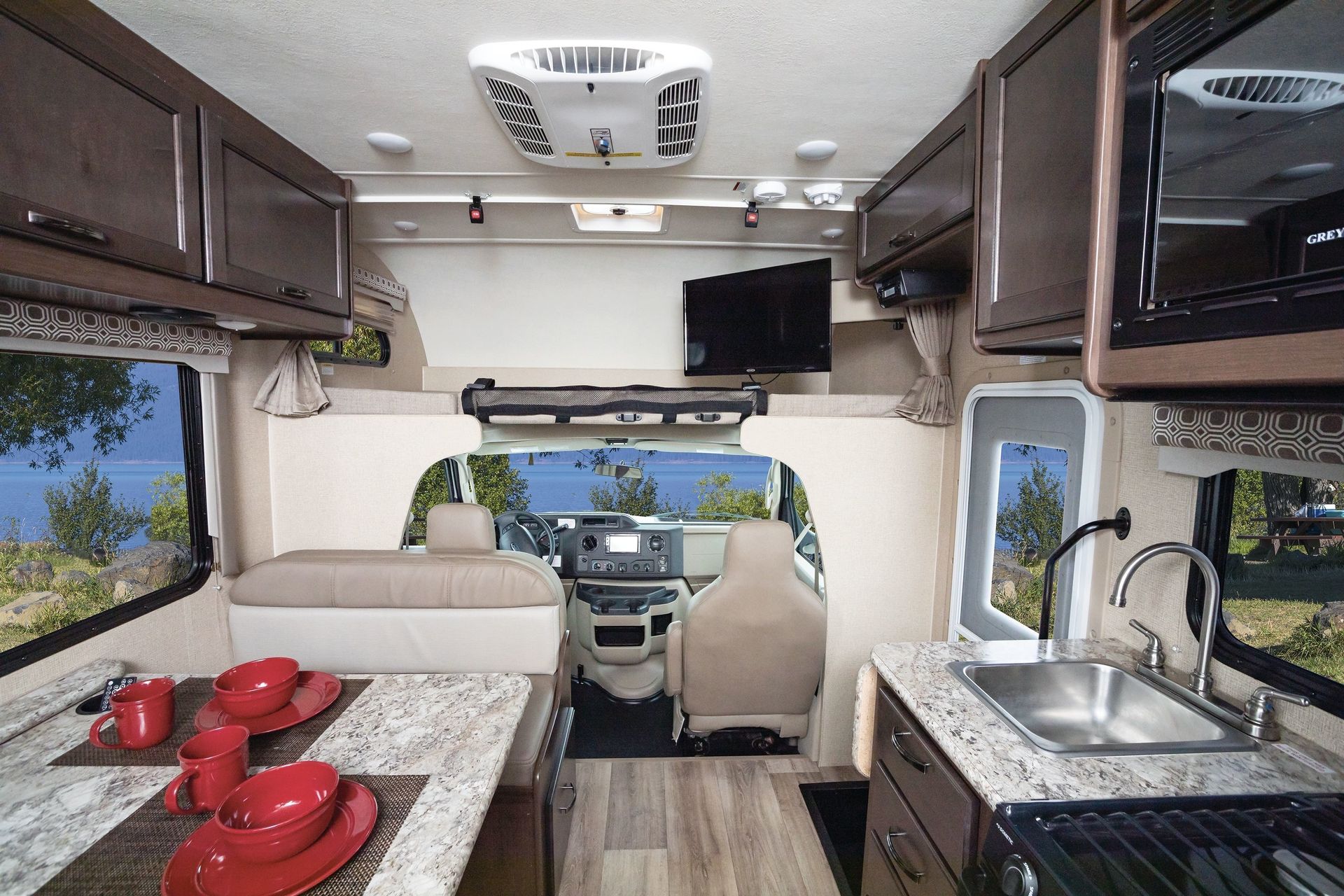 Photo 7 - 2019 Thor Class C Motorhome rental photo 9