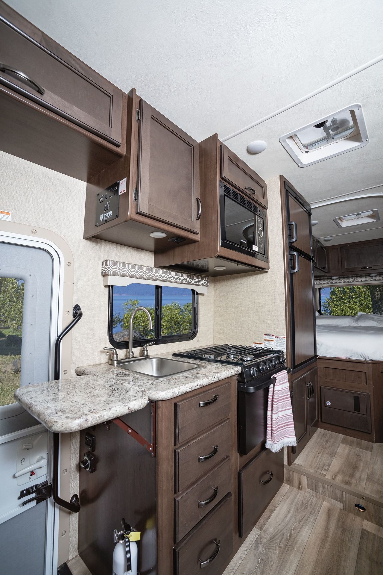 Photo 4 - 2019 Thor Class C Motorhome rental photo 6