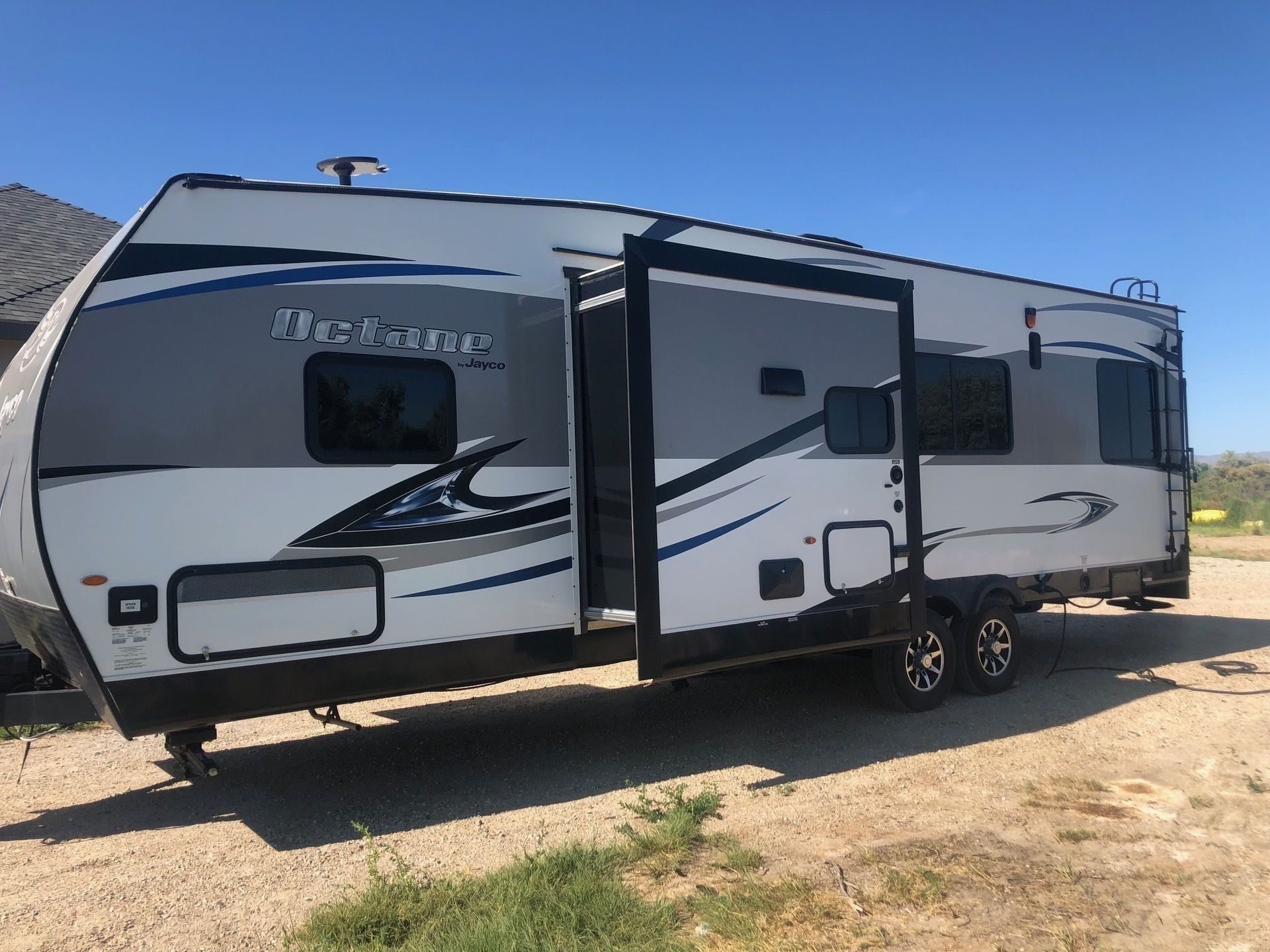 Photo 14 - 2017 Jayco Toy Hauler rental photo 16