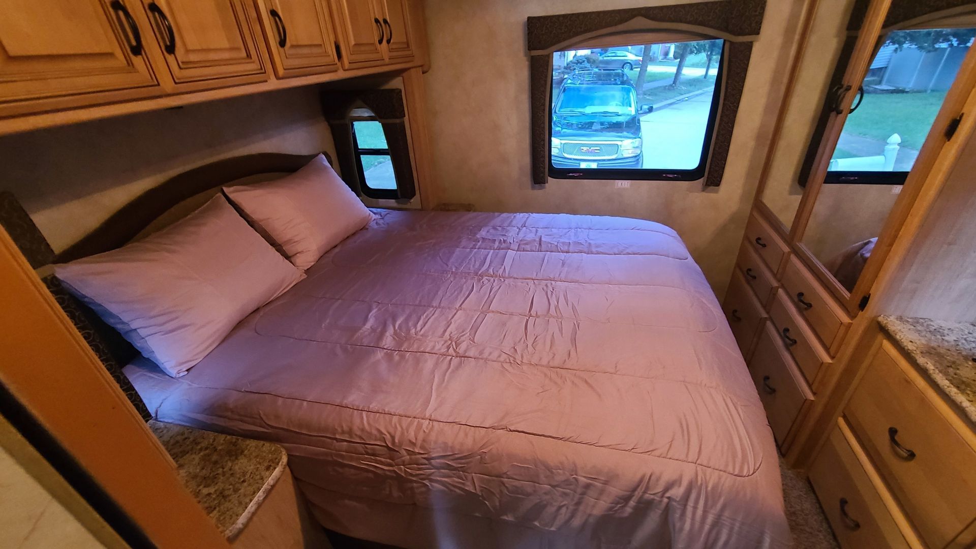 Photo 19 - 2011 Thor Class A Motorhome rental photo 21