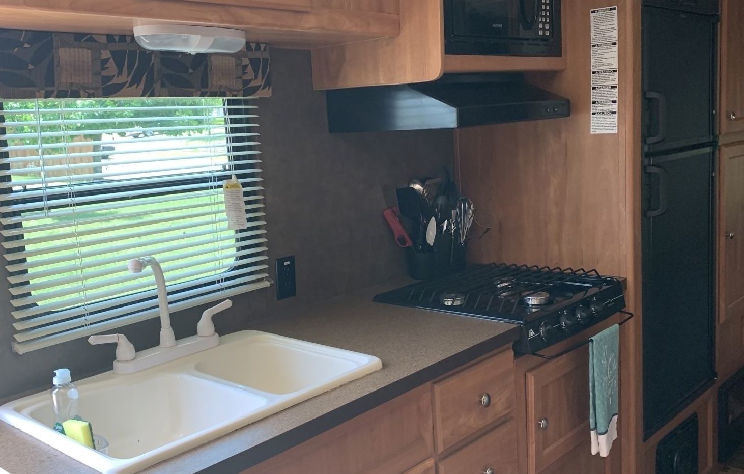 Photo 15 - 2015 Shasta Travel Trailer rental photo 17