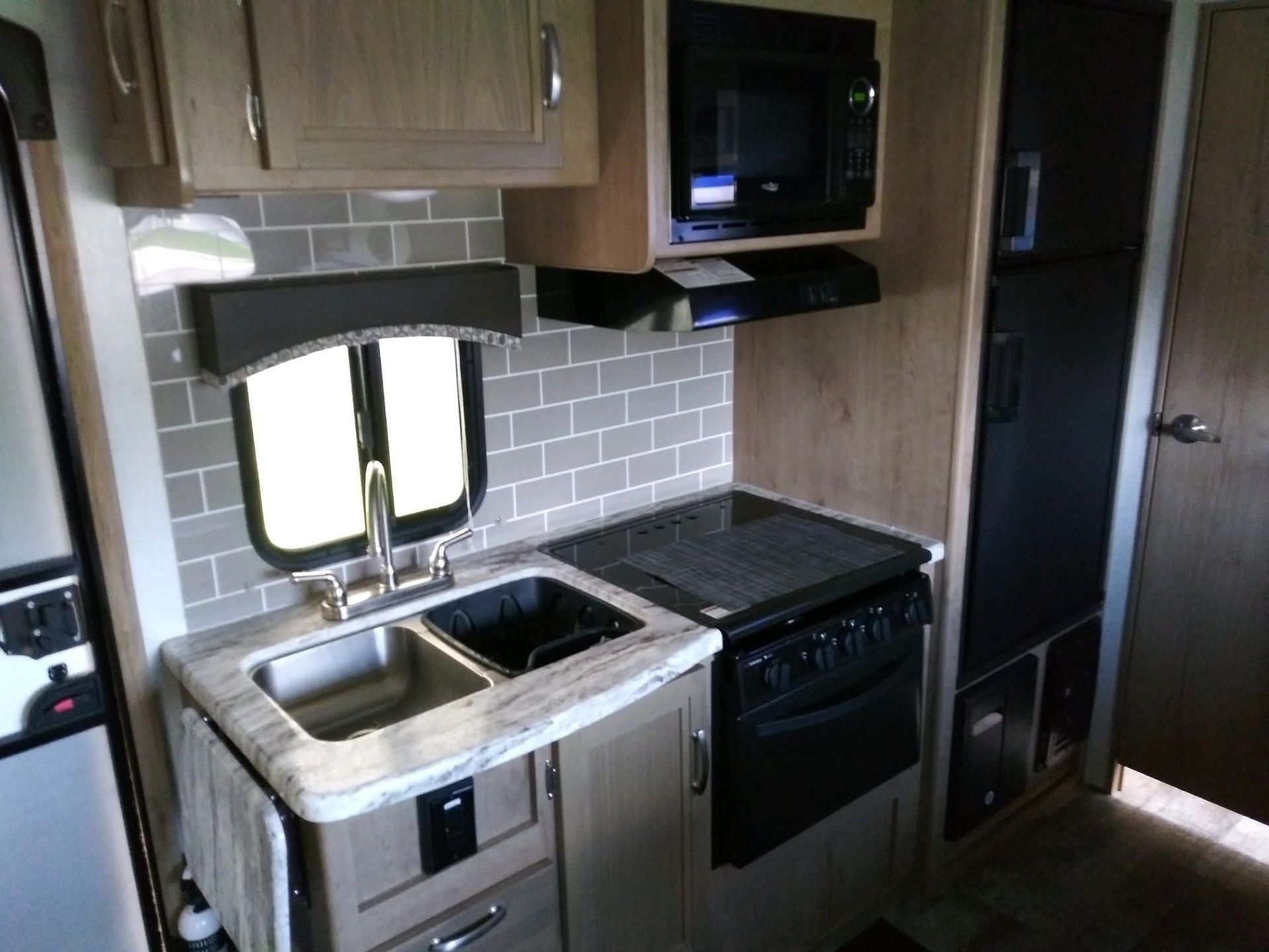 Photo 4 - 2020 Winnebago Micro Minnie Travel Trailer rental photo 6