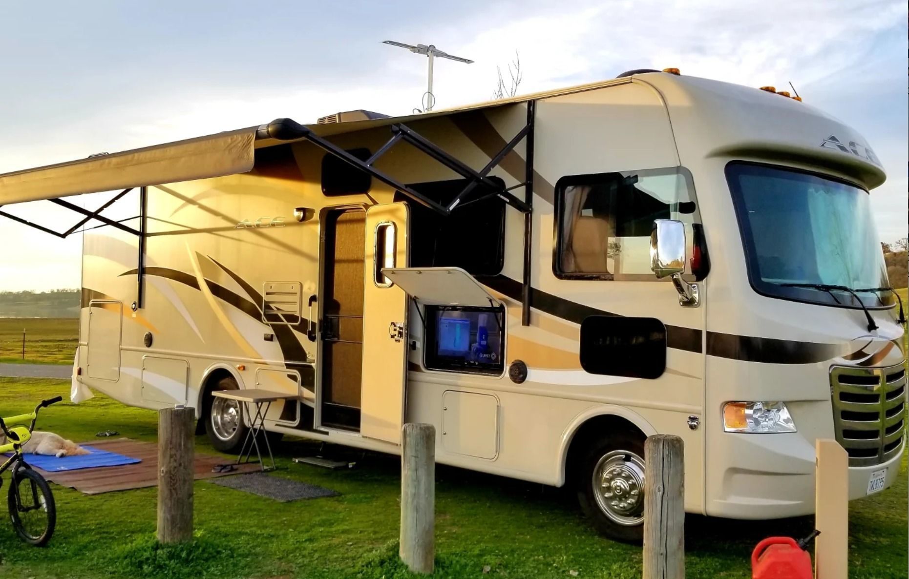 Photo 1 - 2015 Thor Class A Motorhome rental photo 3