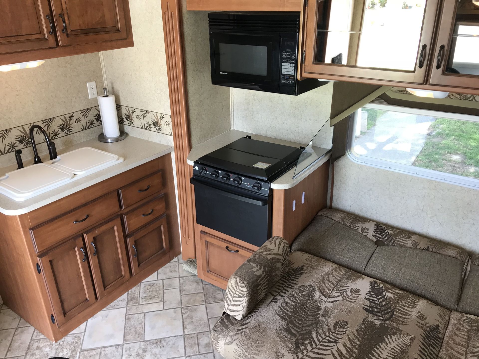 Photo 12 - 2007 Jayco Class C Motorhome rental photo 14