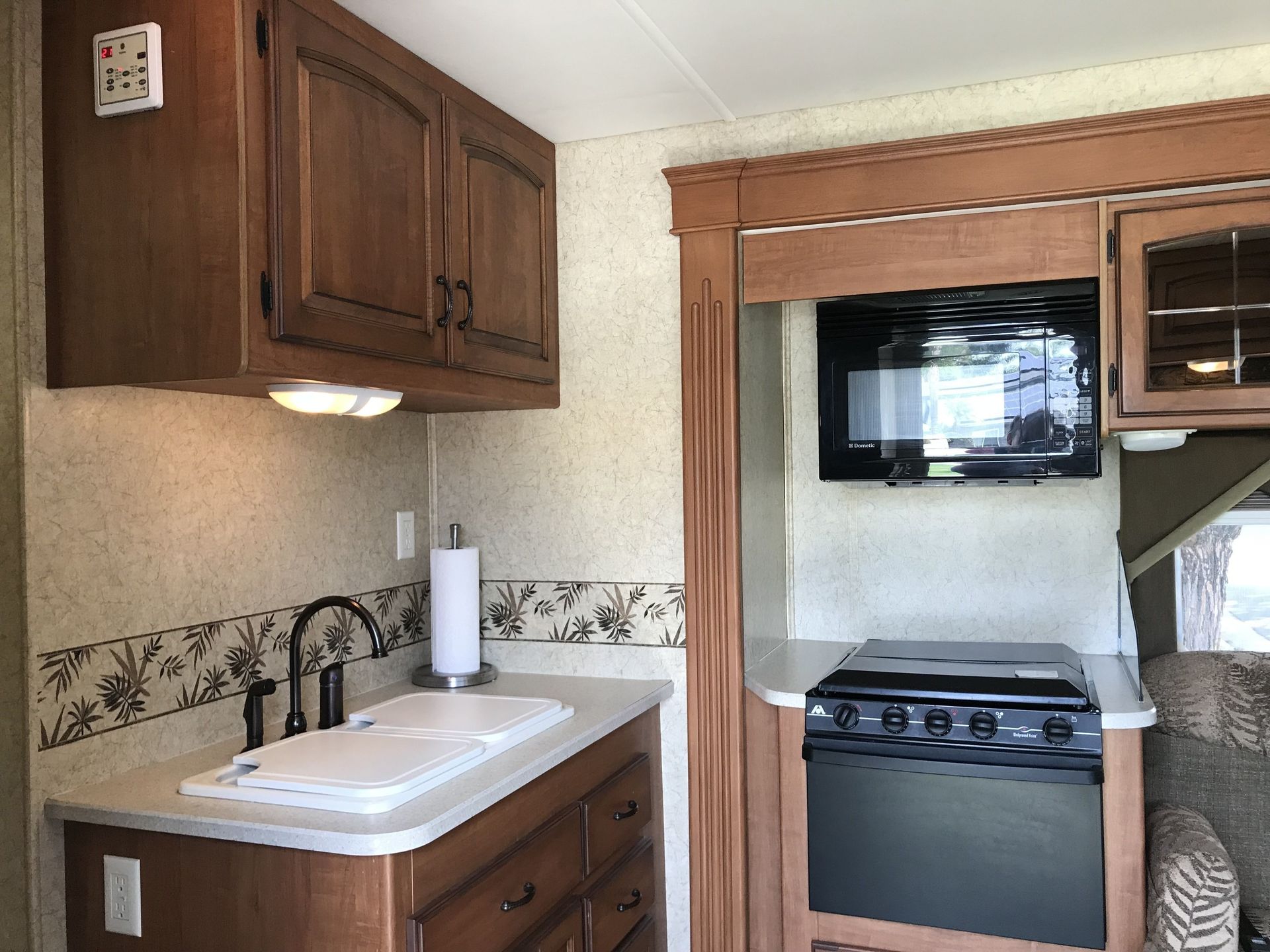 Photo 14 - 2007 Jayco Class C Motorhome rental photo 16