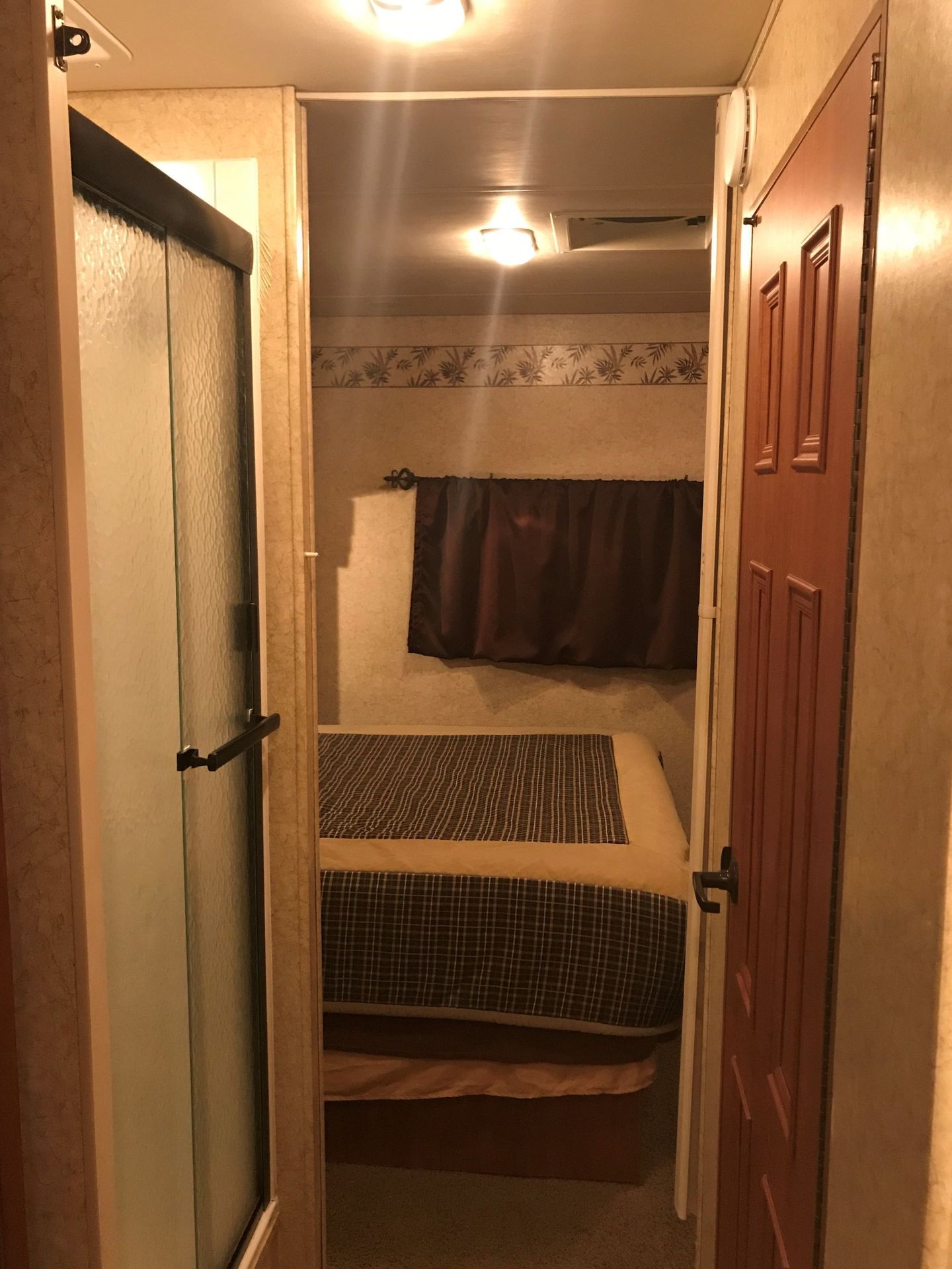 Photo 19 - 2007 Jayco Class C Motorhome rental photo 21