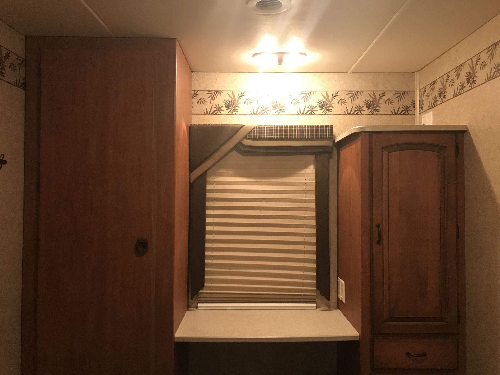 Photo 22 - 2007 Jayco Class C Motorhome rental photo 24