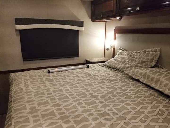 Photo 5 - 2019 Fleetwood Class A Motorhome rental photo 7
