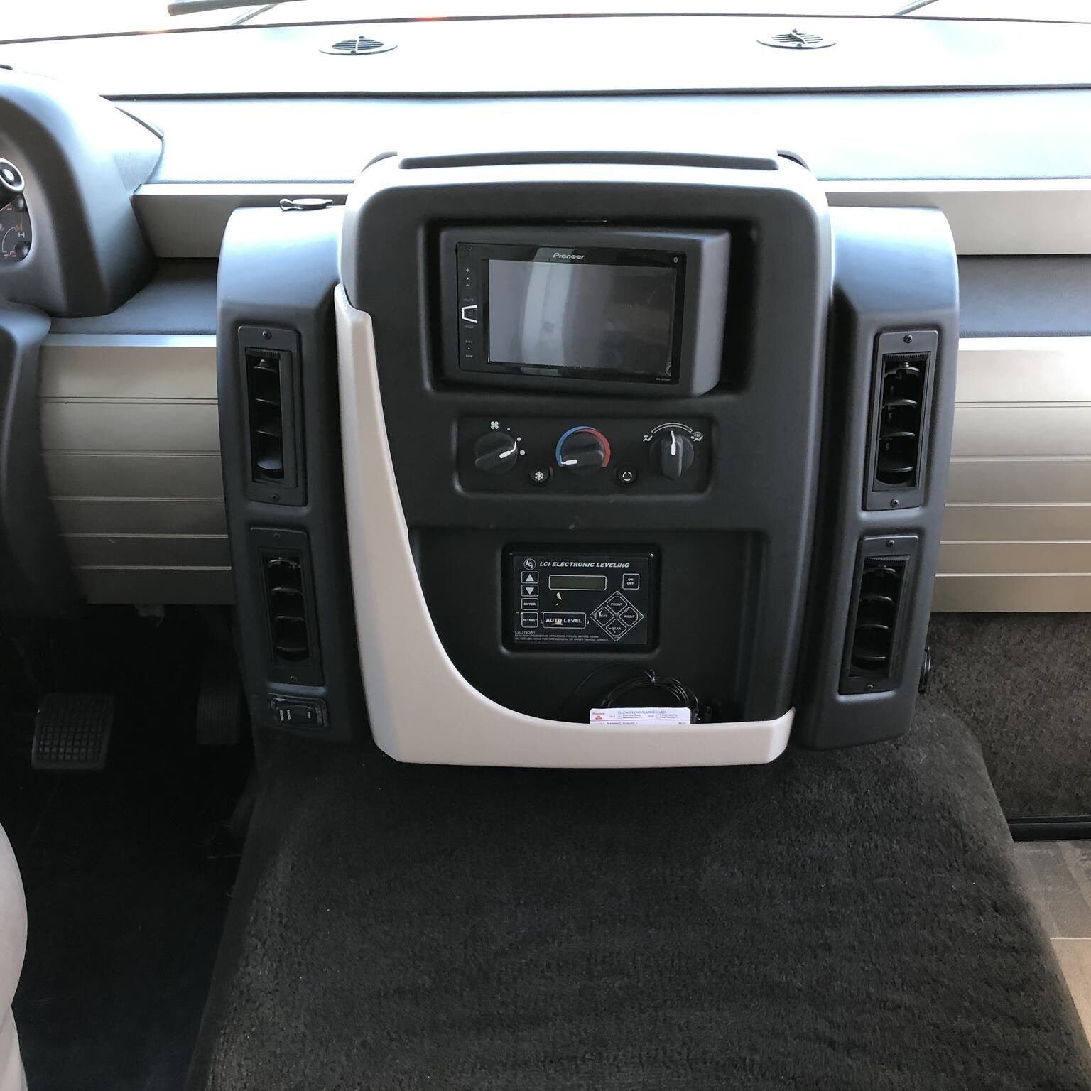 Photo 12 - 2019 Winnebago Industries, Inc. Class A Motorhome rental photo 14