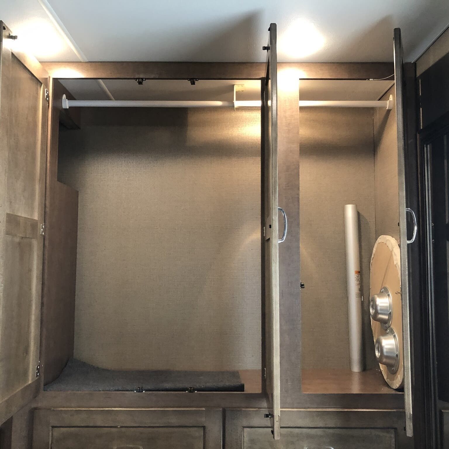 Photo 14 - 2019 Winnebago Industries, Inc. Class A Motorhome rental photo 16