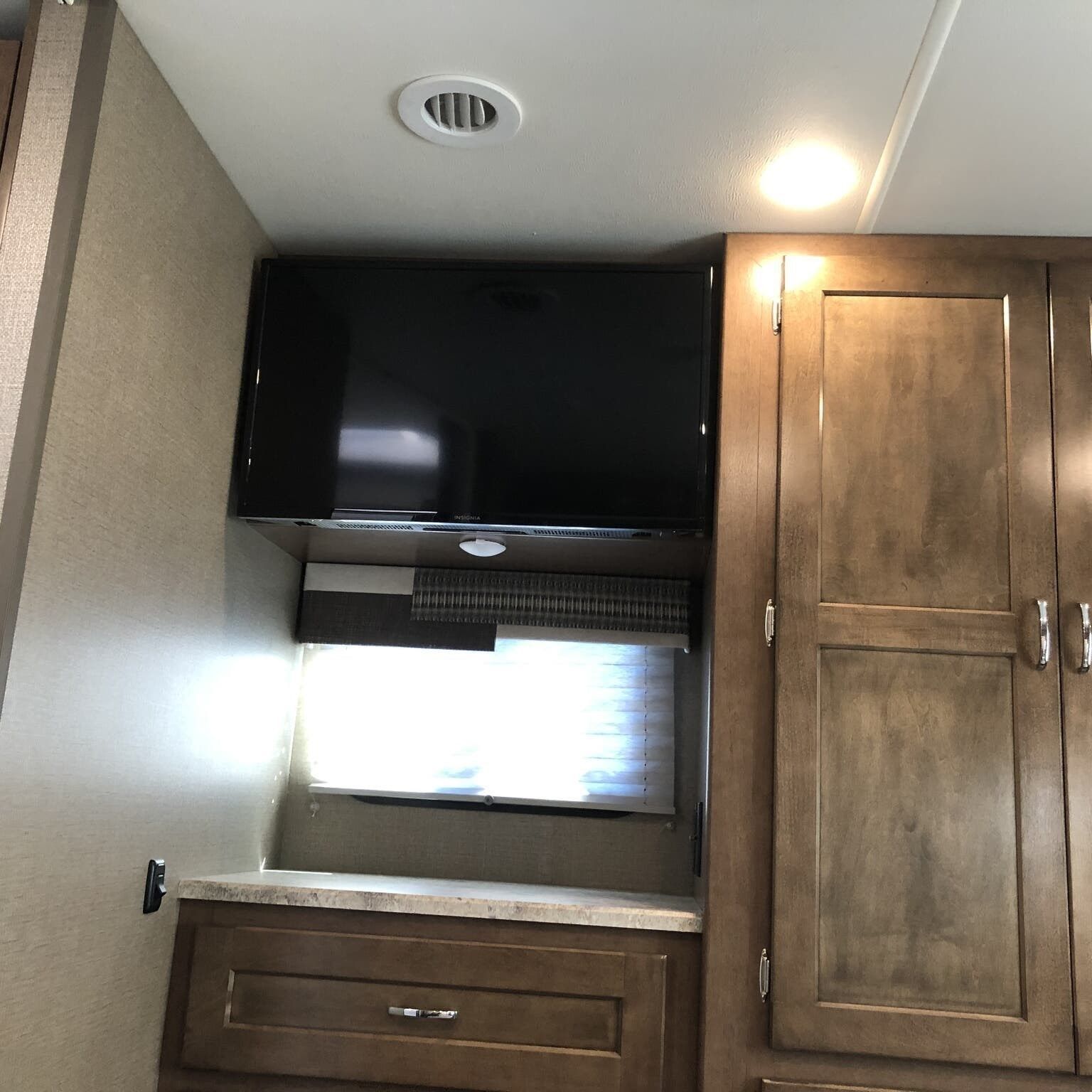Photo 15 - 2019 Winnebago Industries, Inc. Class A Motorhome rental photo 17