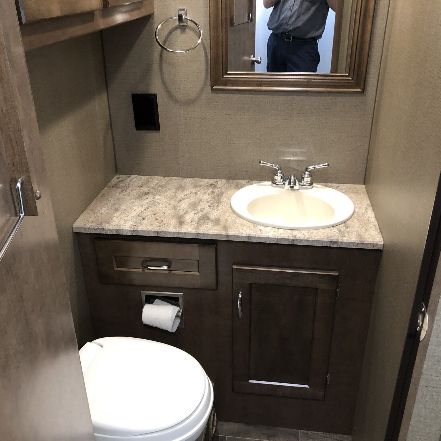 Photo 18 - 2019 Winnebago Industries, Inc. Class A Motorhome rental photo 20