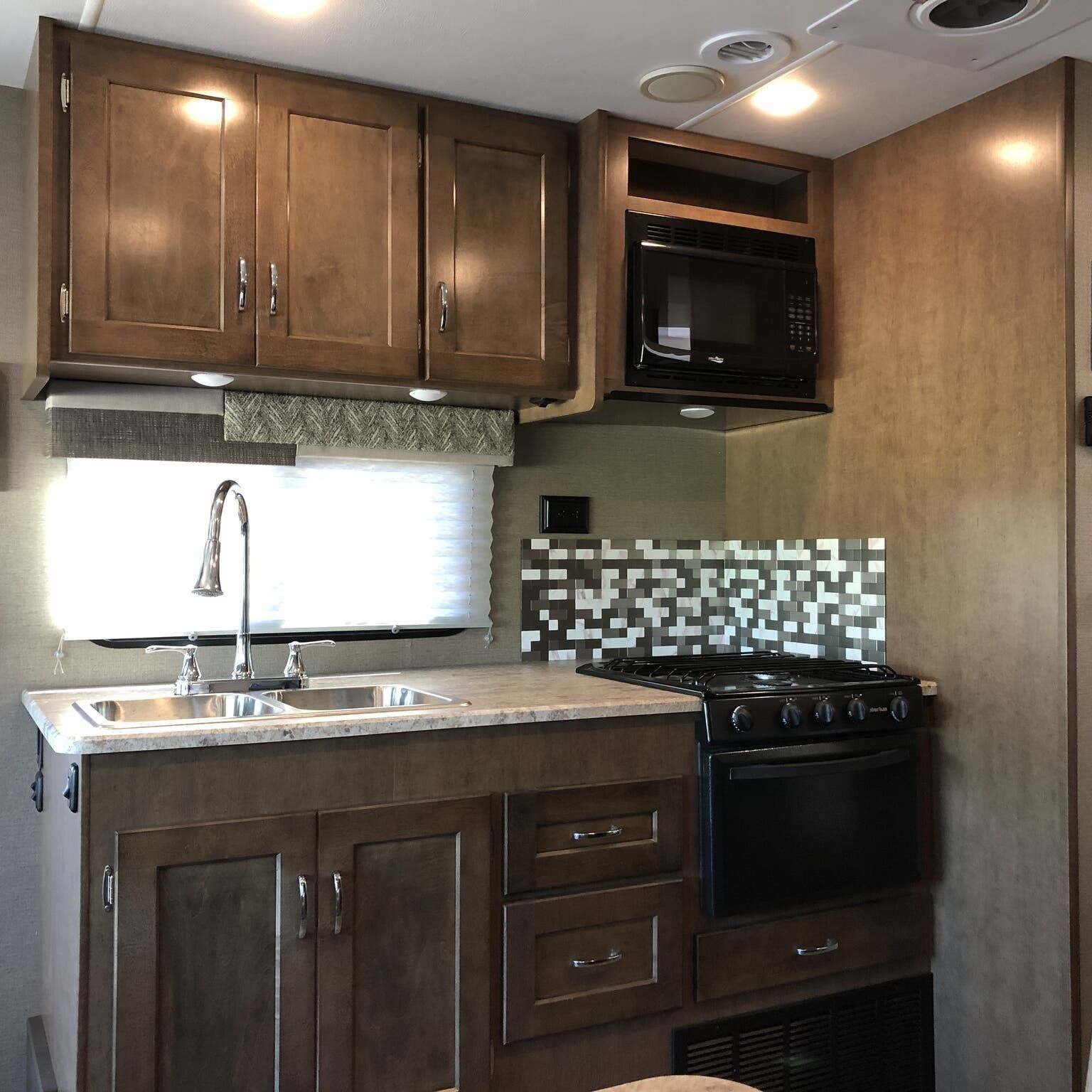 Photo 20 - 2019 Winnebago Industries, Inc. Class A Motorhome rental photo 22