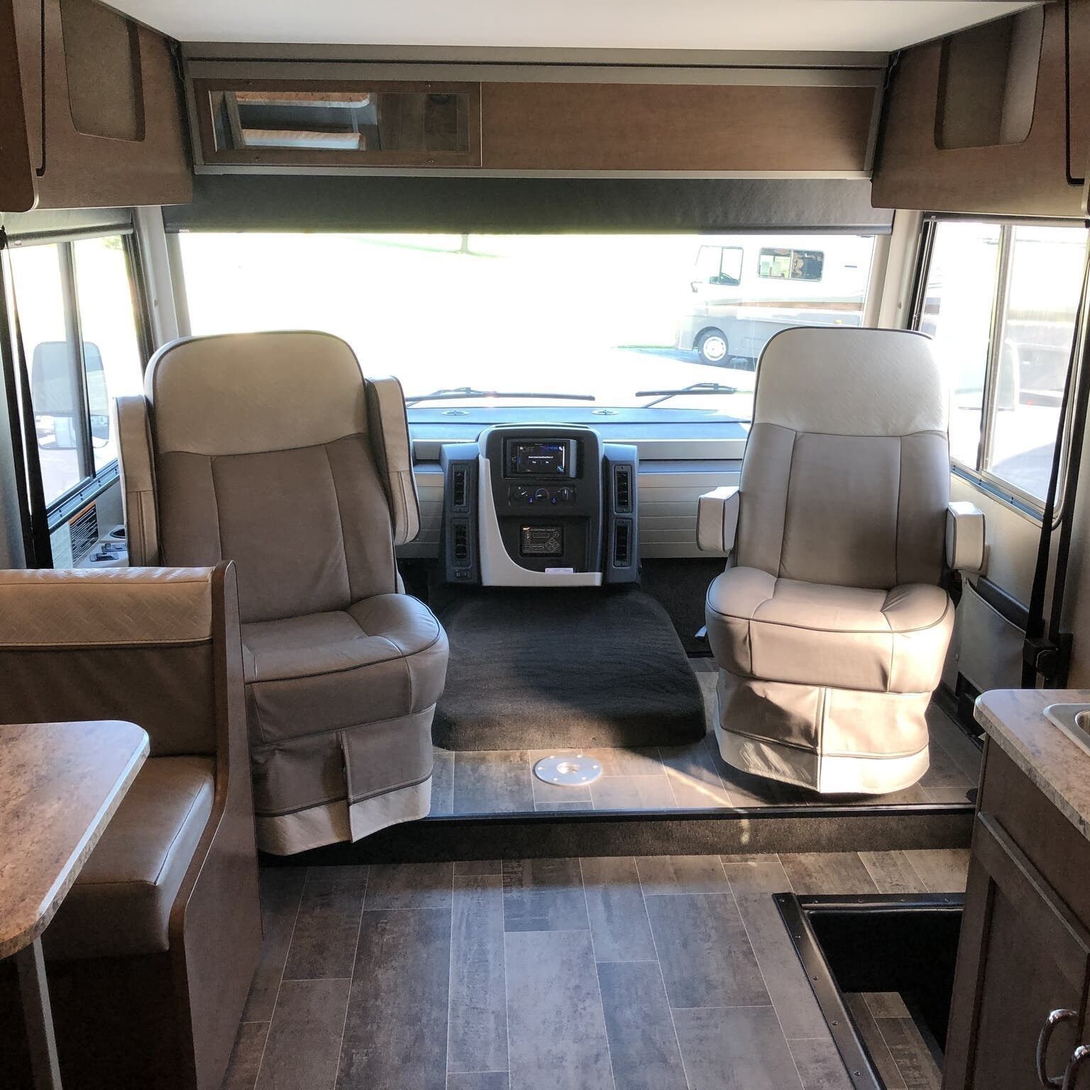 Photo 25 - 2019 Winnebago Industries, Inc. Class A Motorhome rental photo 27