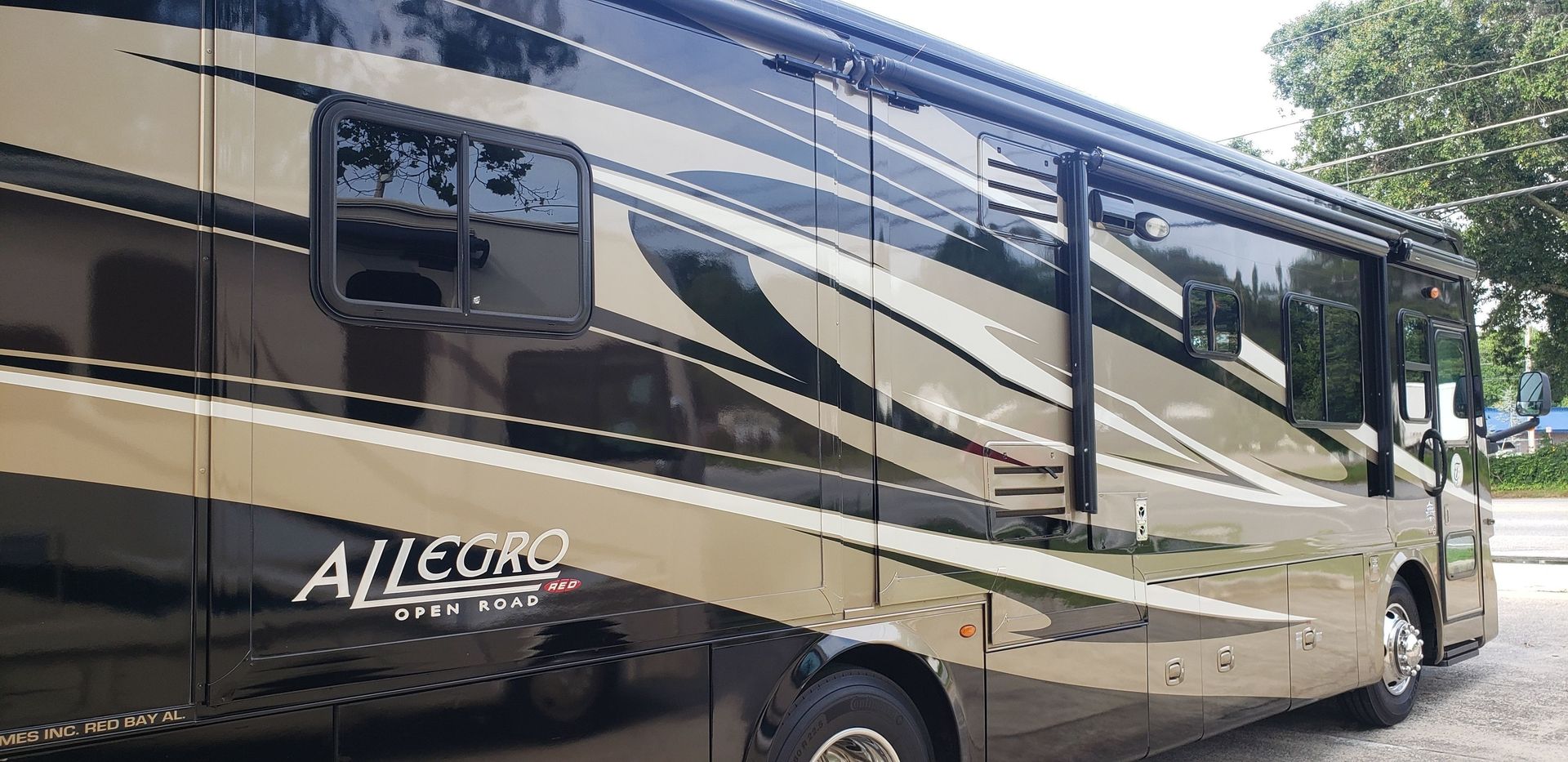 Photo 7 - 2012 Tiffin Motorhomes Class A Motorhome rental photo 9