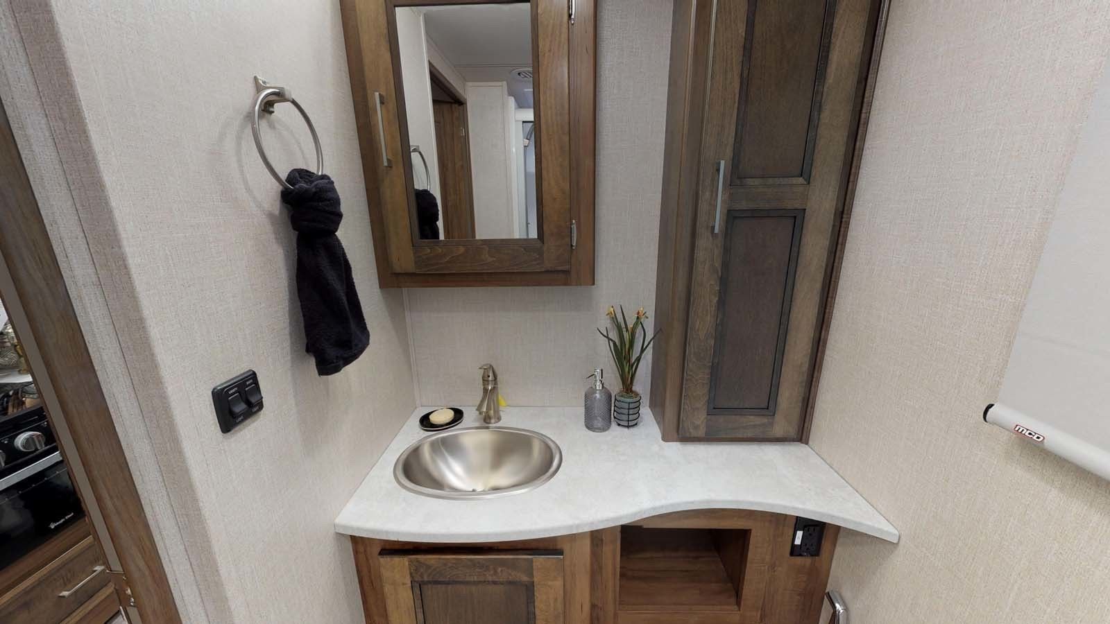 Photo 5 - 2020 Coachmen Class A Motorhome rental photo 7