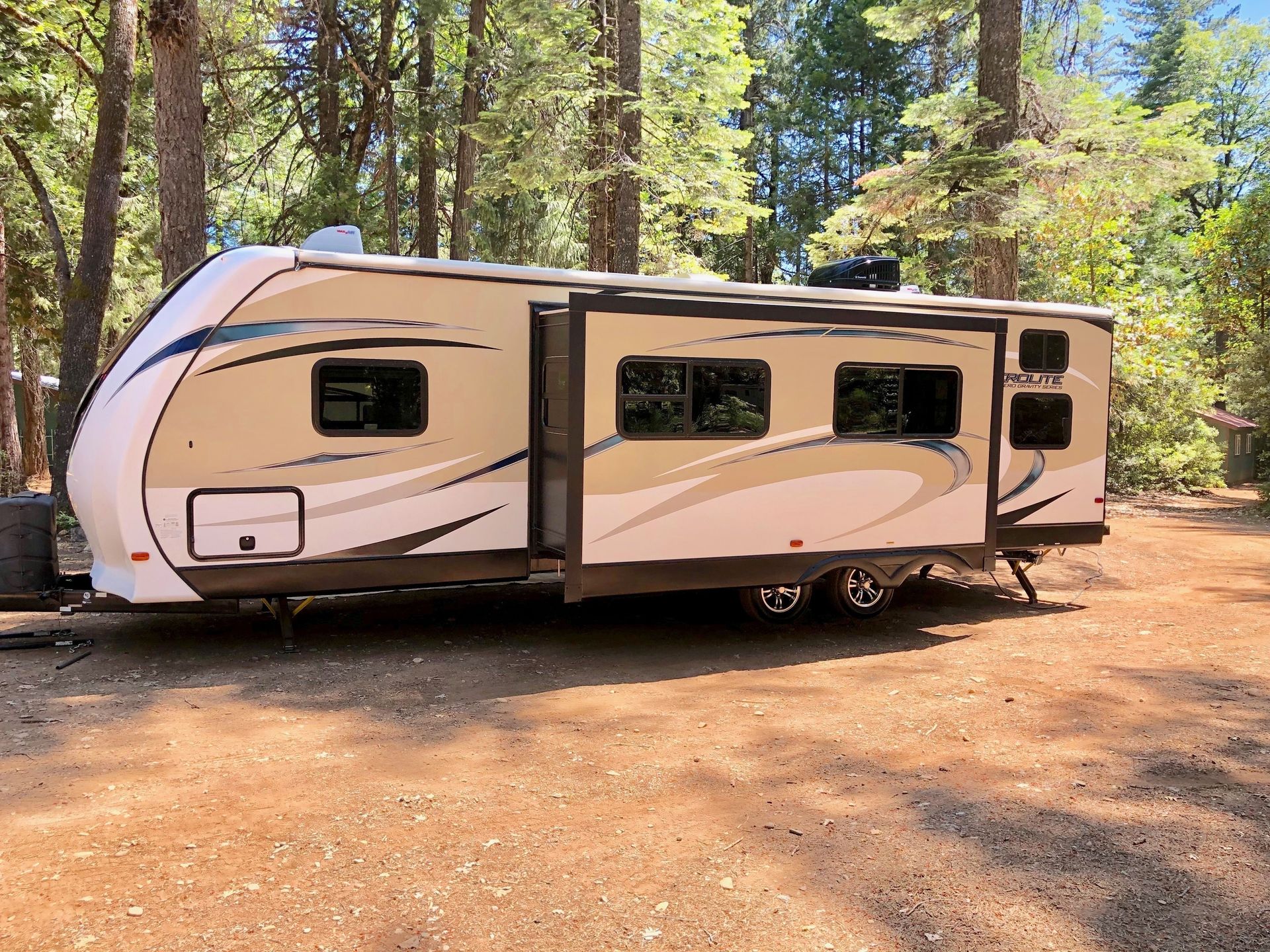 Photo 7 - 2017 Dutchmen Travel Trailer rental photo 9