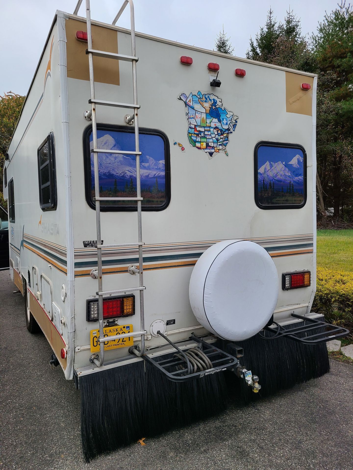 Photo 3 - 1995 Shasta Class C Motorhome rental photo 5