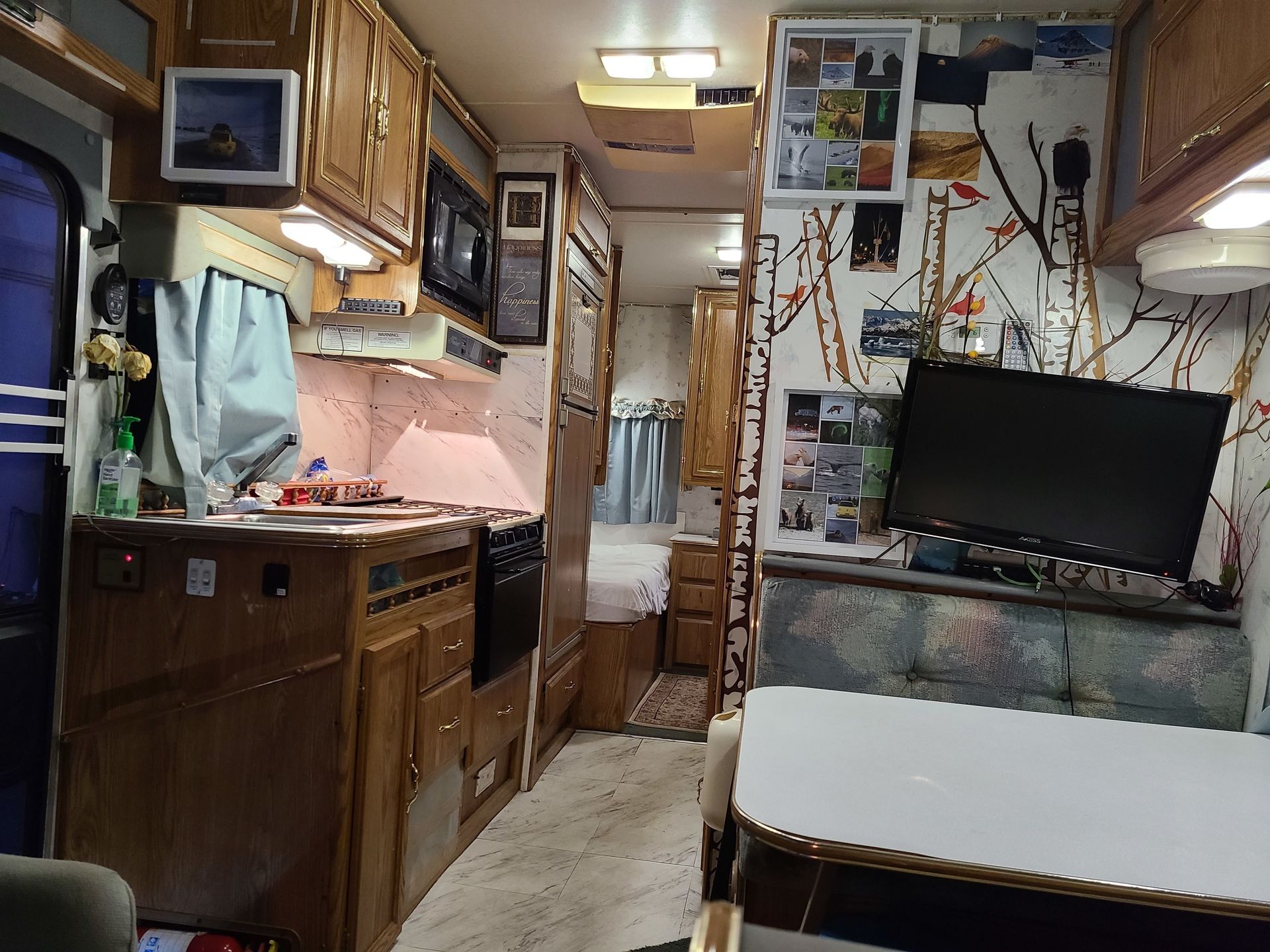 Photo 6 - 1995 Shasta Class C Motorhome rental photo 8