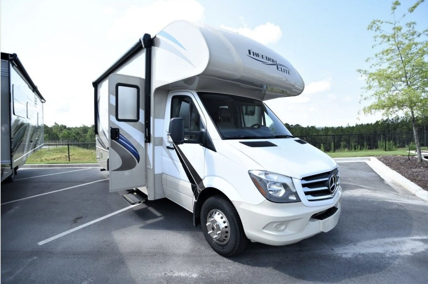 Photo 0 - 2019 Thor Class C Motorhome rental photo 2