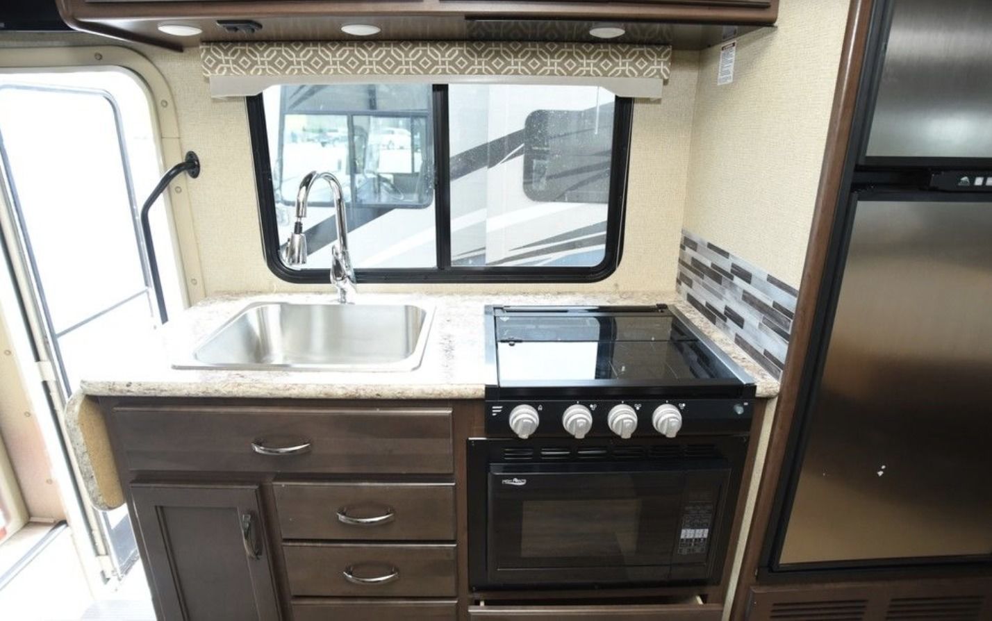 Photo 5 - 2019 Thor Class C Motorhome rental photo 7