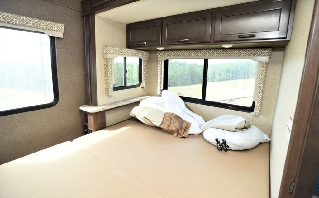 Photo 6 - 2019 Thor Class C Motorhome rental photo 8