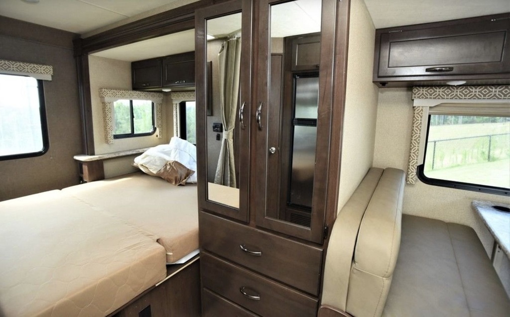 Photo 13 - 2019 Thor Class C Motorhome rental photo 15
