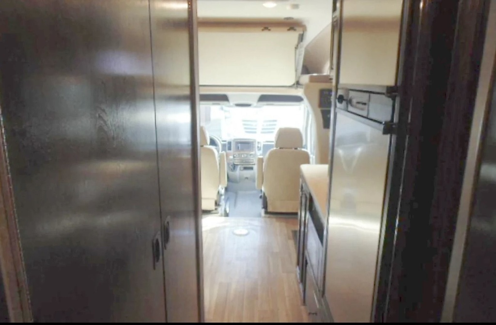 Photo 14 - 2018 Thor Class C Motorhome rental photo 16