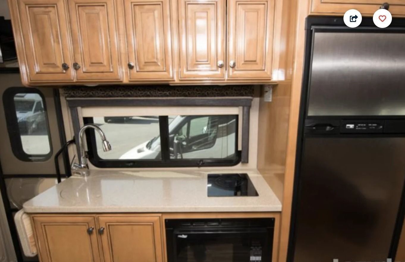 Photo 13 - 2018 Thor Class C Motorhome rental photo 15