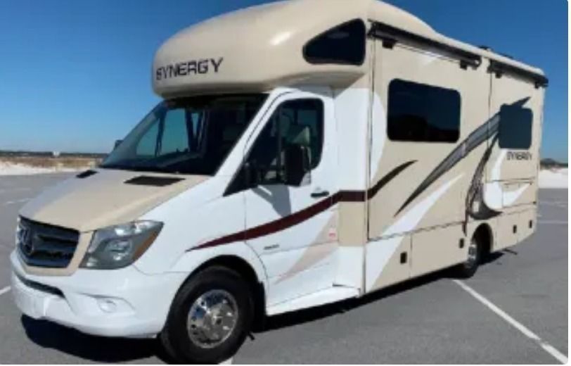 Photo 0 - 2017 Thor Class C Motorhome rental photo 2