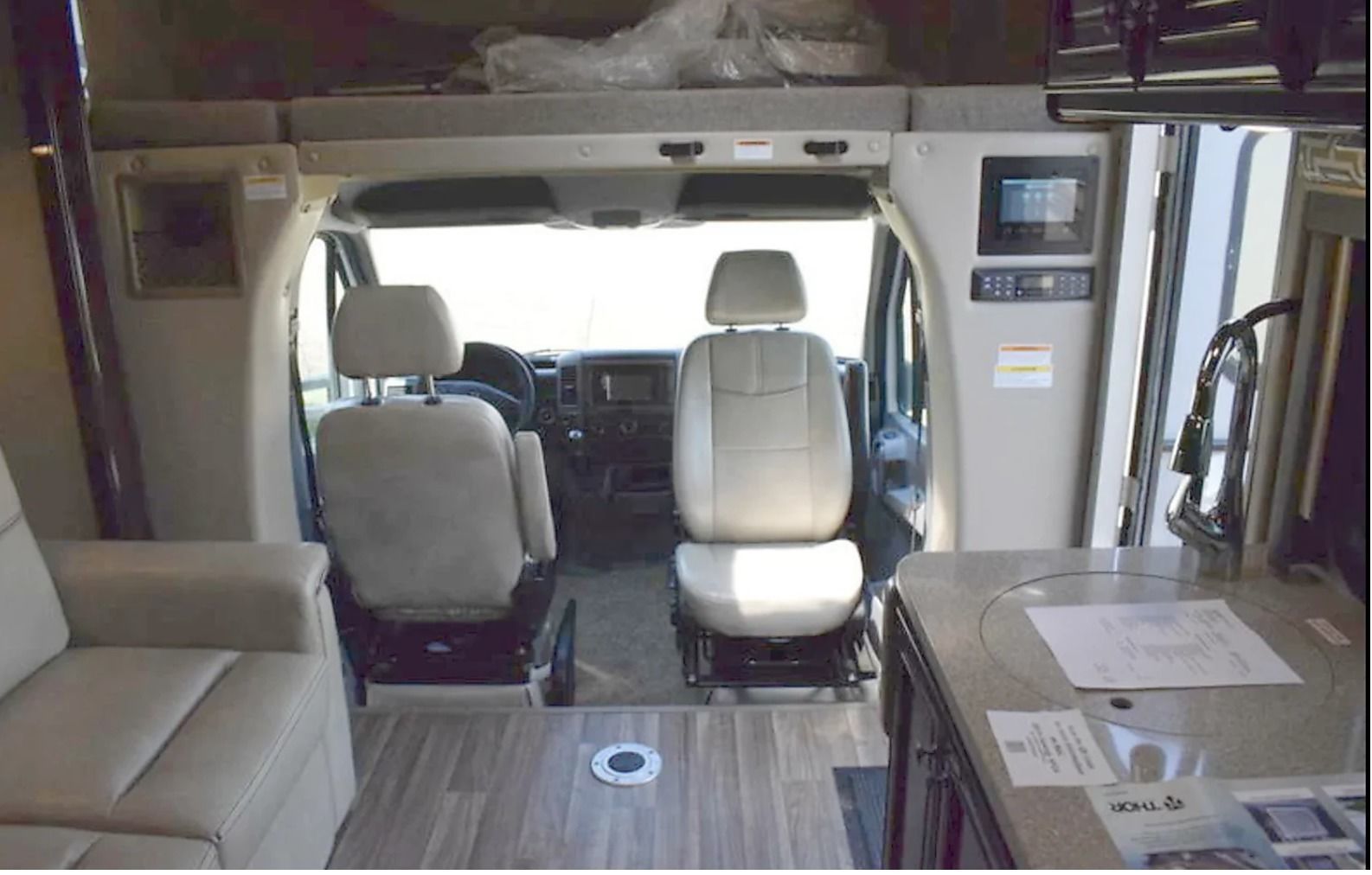 Photo 11 - 2017 Thor Class C Motorhome rental photo 13