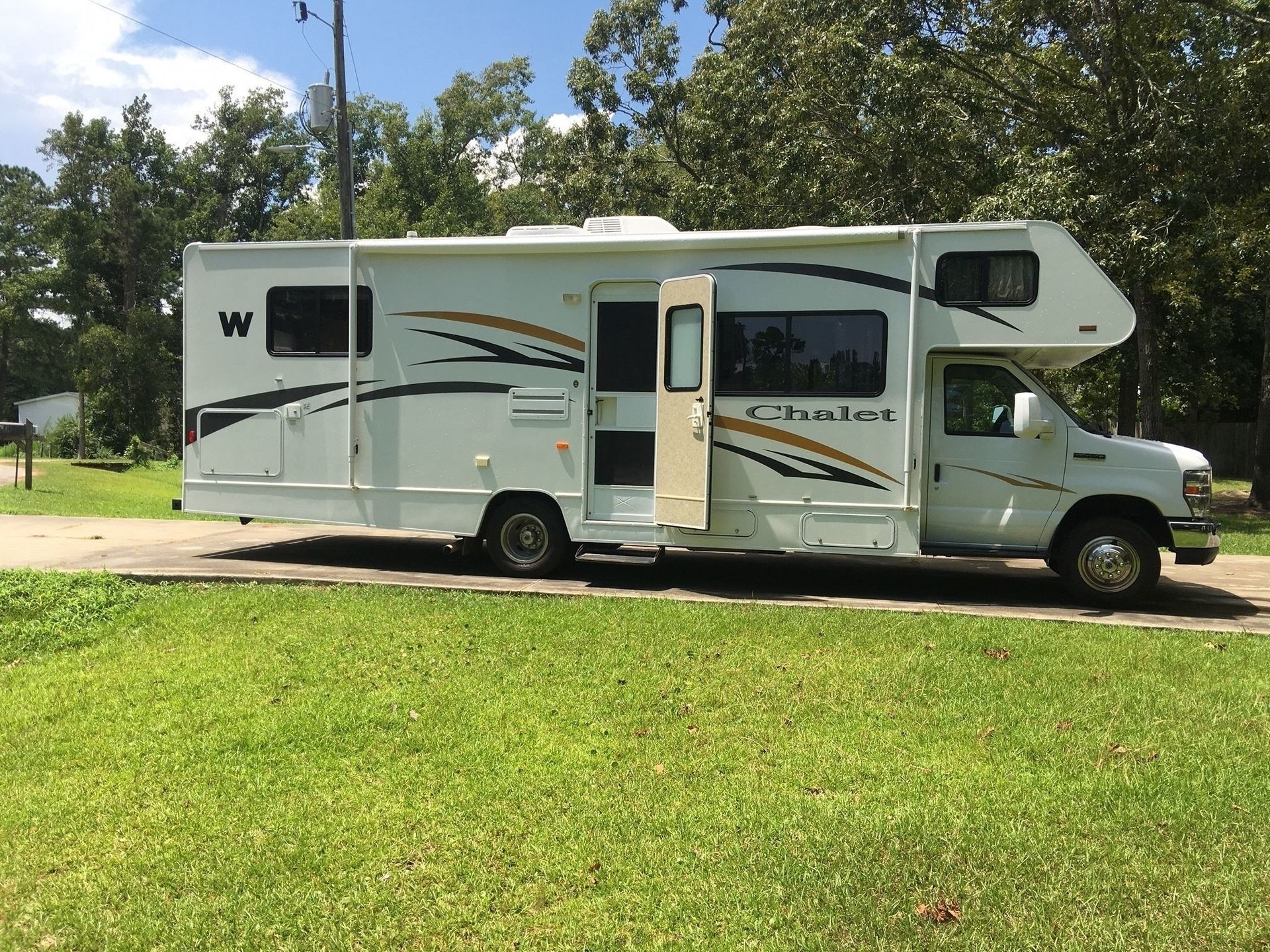 Photo 0 - 2011 Winnebago Class C Motorhome rental photo 2