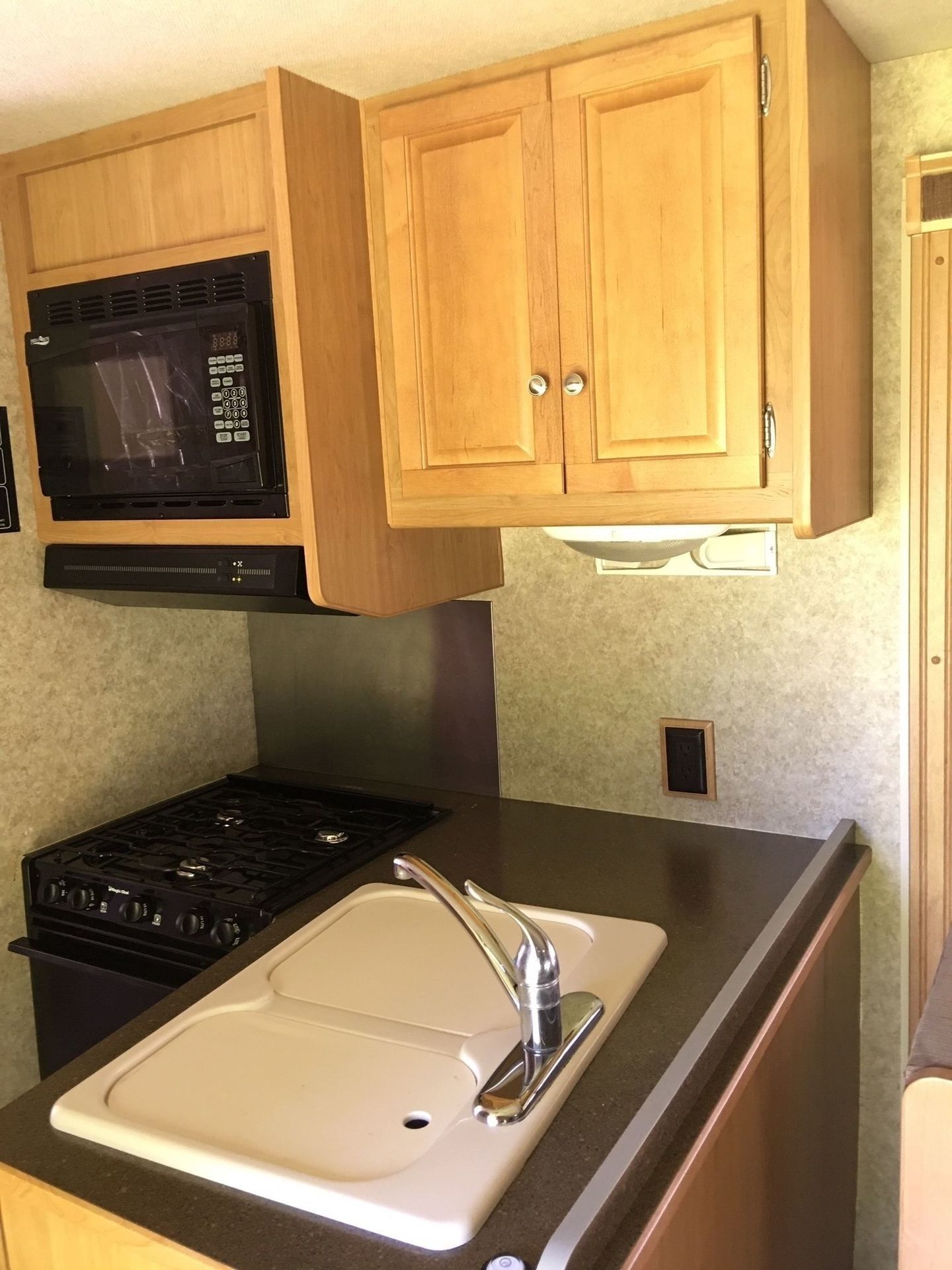 Photo 5 - 2011 Winnebago Class C Motorhome rental photo 7