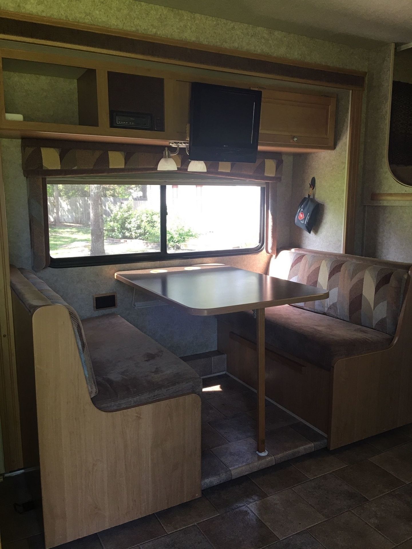 Photo 8 - 2011 Winnebago Class C Motorhome rental photo 10