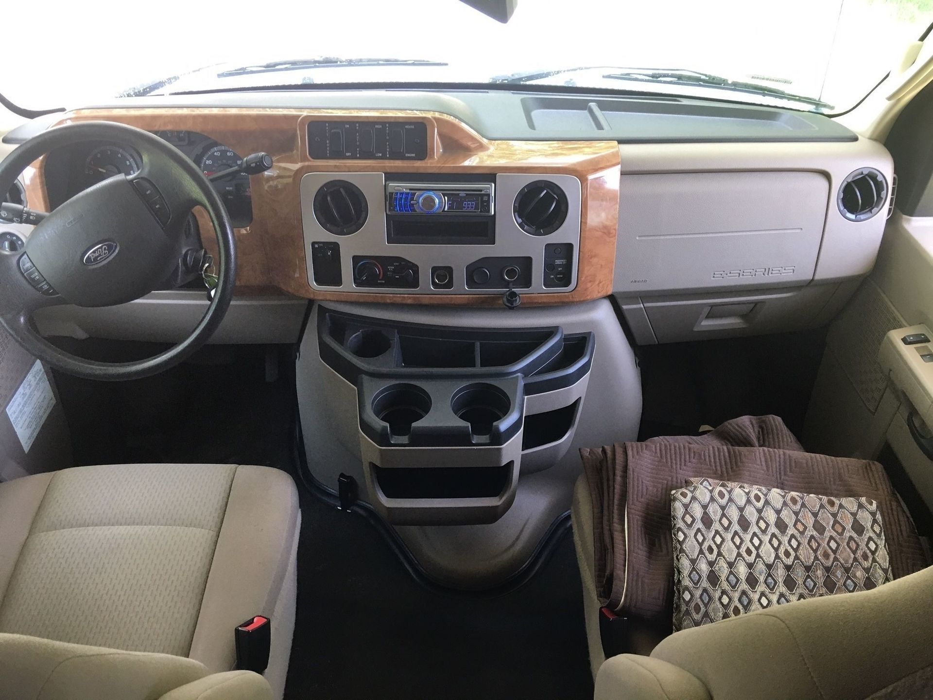 Photo 13 - 2011 Winnebago Class C Motorhome rental photo 15