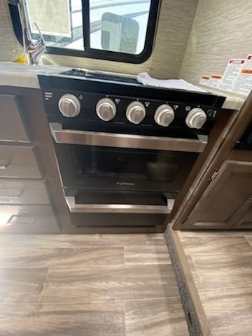 Photo 7 - 2021 Thor Class C Motorhome rental photo 9