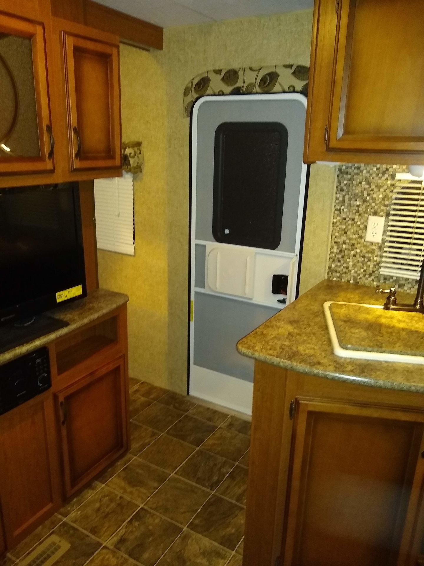 Photo 17 - 2014 Sportsmen Travel Trailer rental photo 19