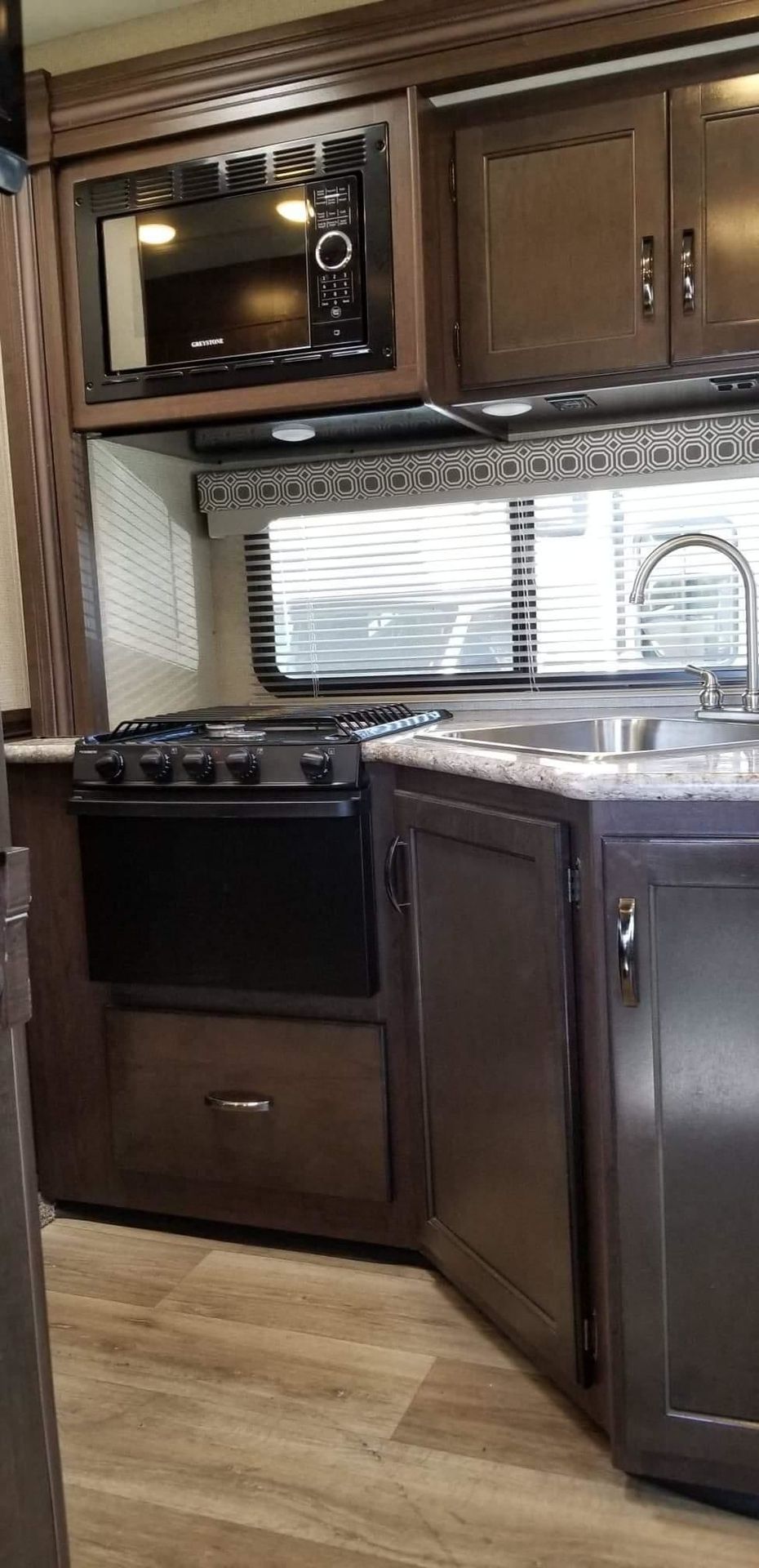Photo 12 - 2020 Thor Class C Motorhome rental photo 14