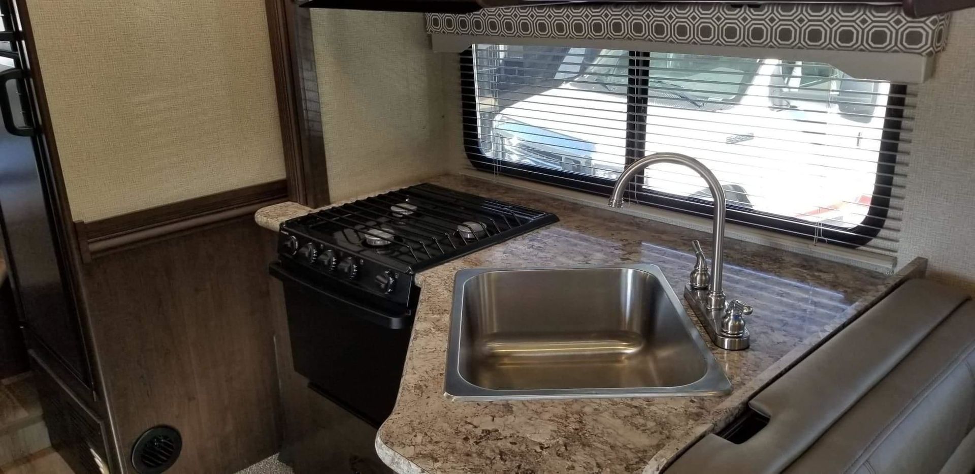 Photo 20 - 2020 Thor Class C Motorhome rental photo 22