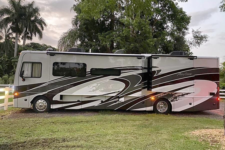 Photo 0 - 2020 Fleetwood Class A Motorhome rental photo 2