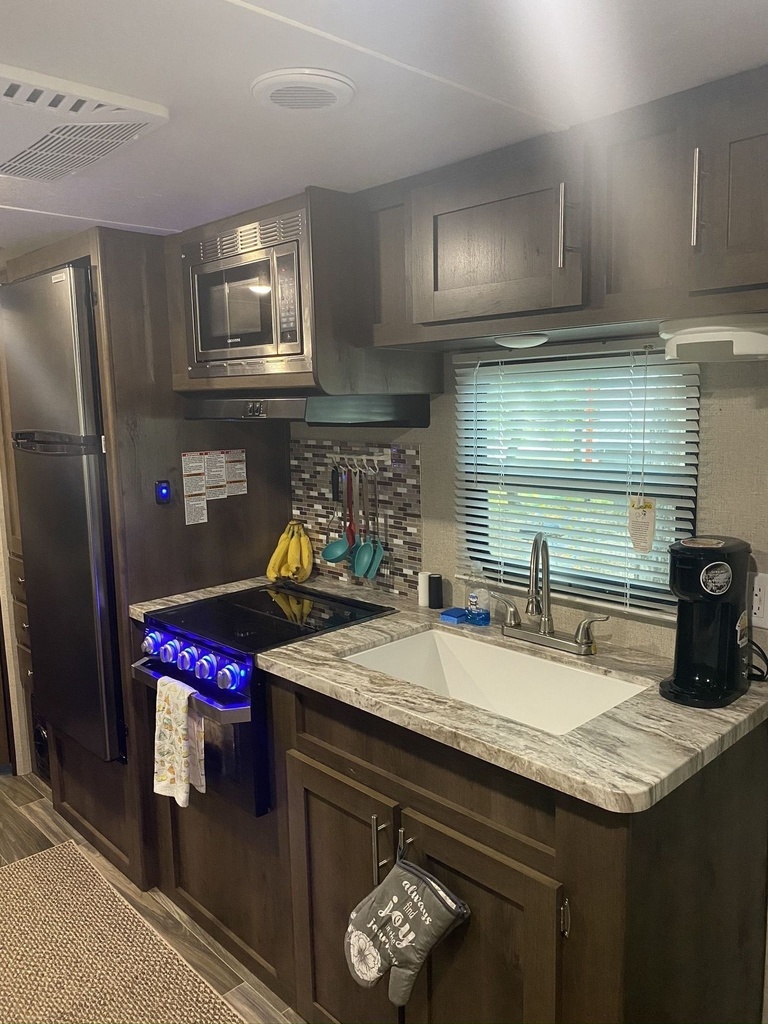 Photo 12 - 2019 Shasta Travel Trailer rental photo 14