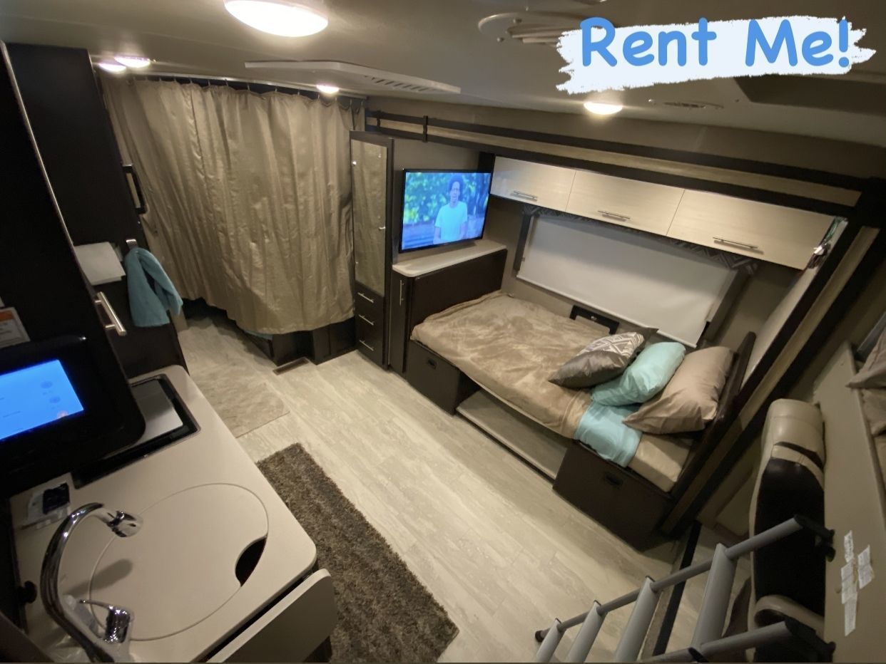 Photo 12 - 2020 Thor Motor Coach Class A Motorhome rental photo 14