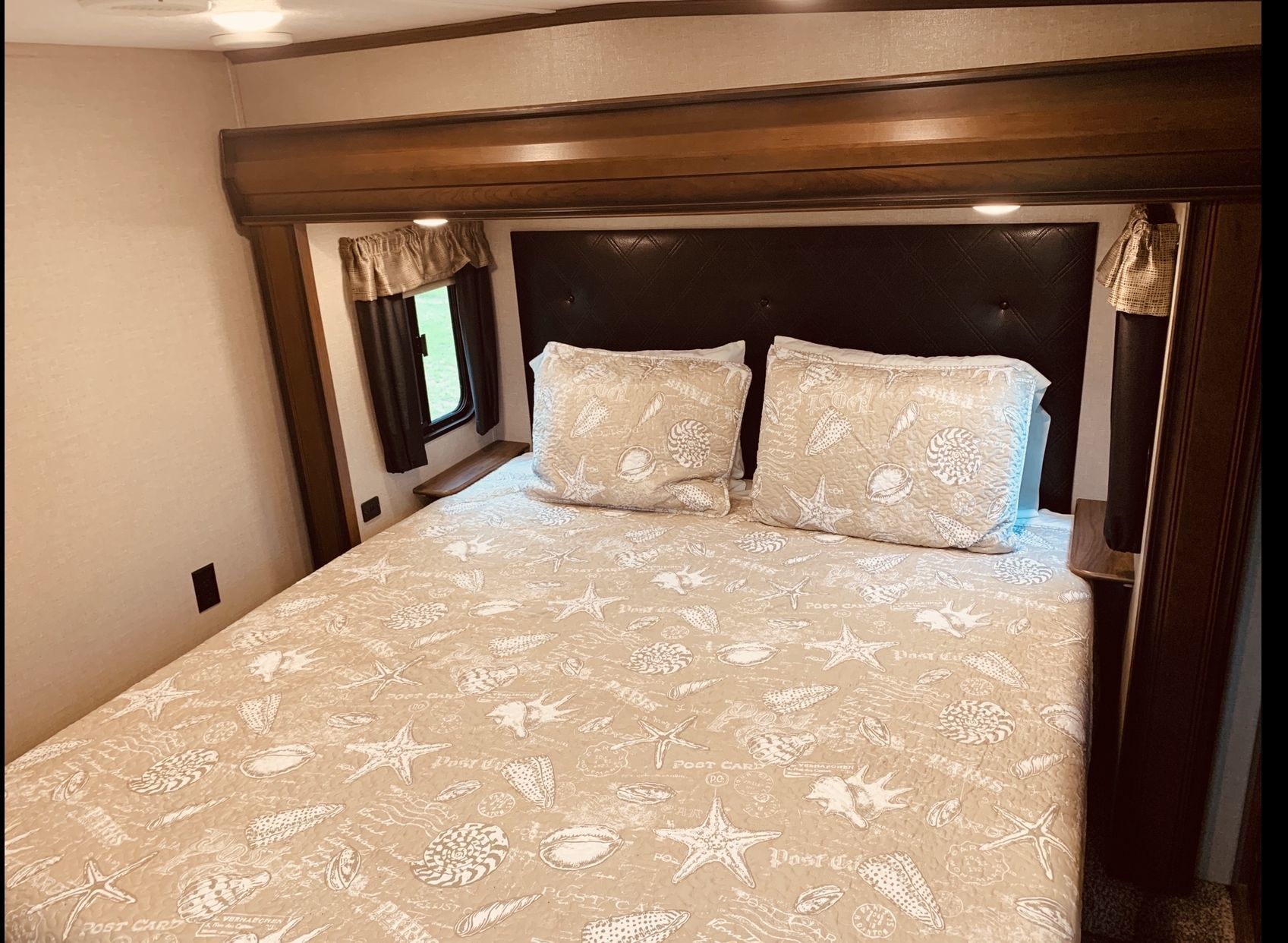 Photo 15 - 2018 Keystone Fifth Wheel rental photo 17