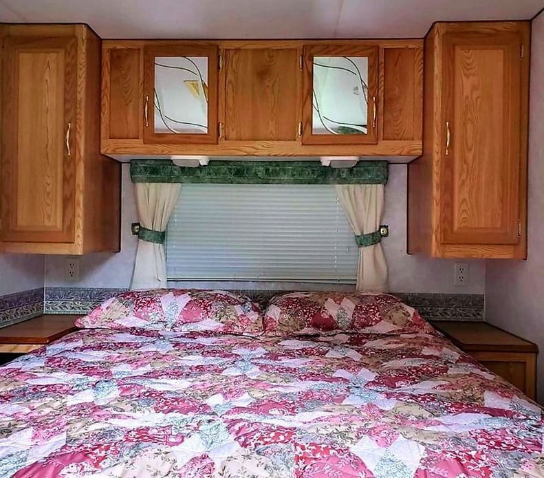 Photo 6 - 2002 Solaire Travel Trailer rental photo 8