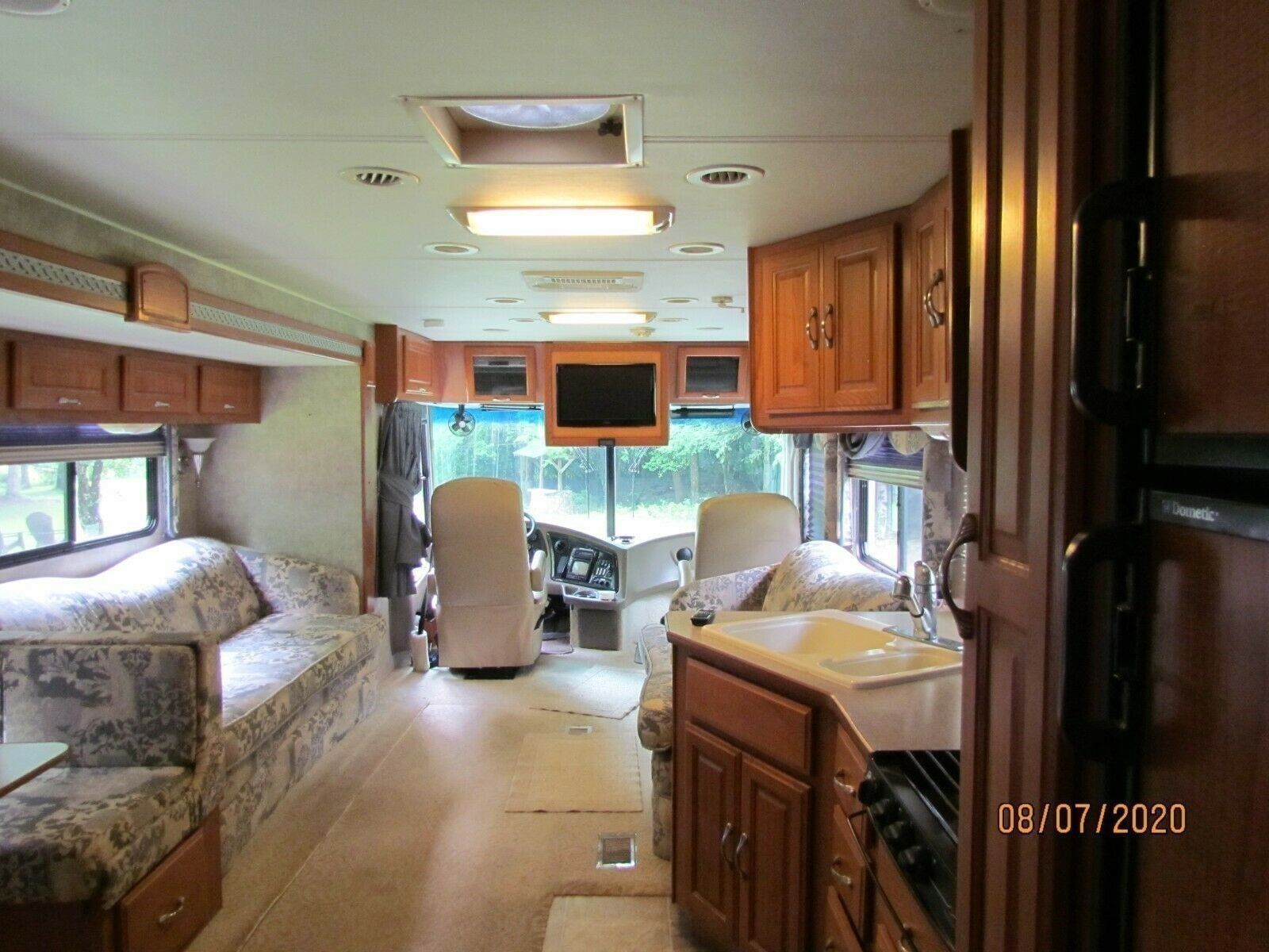 Photo 6 - 2004 Coachmen Class A Motorhome rental photo 8