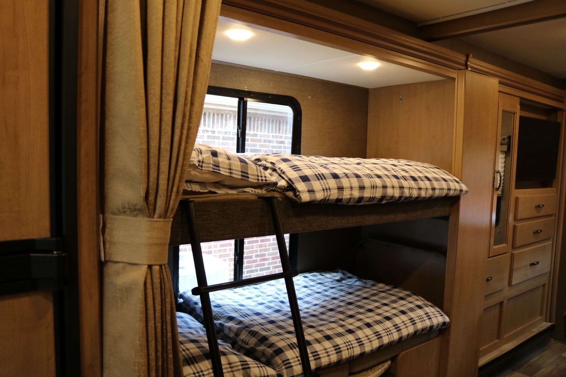 Photo 8 - 2019 Thor Motor Coach Class C Motorhome rental photo 10